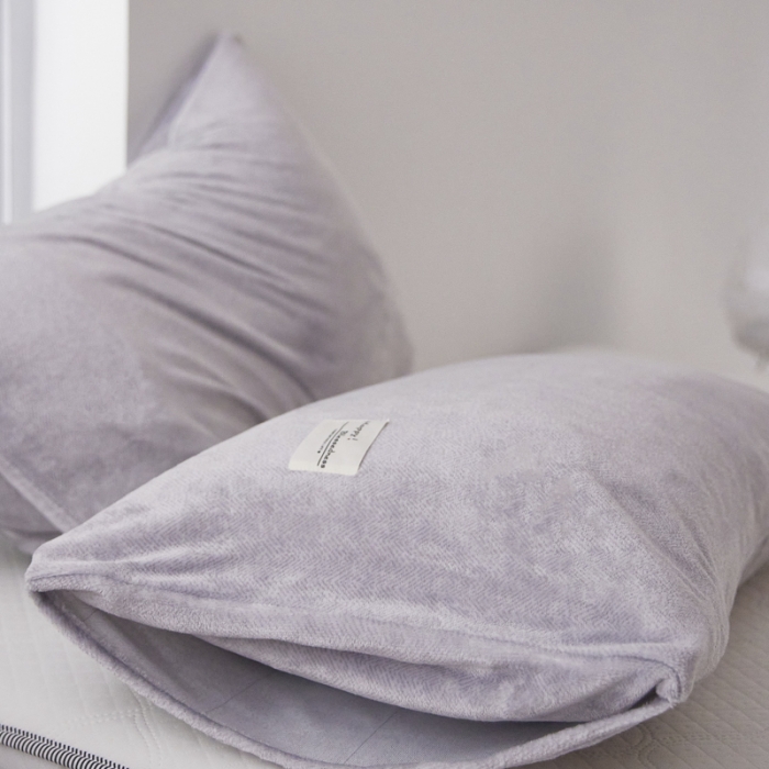 91家纺网 家纺一手货源 找家纺 爱港 2023冬季新款加厚牛奶绒法莱绒肌理纹枕套 学院灰