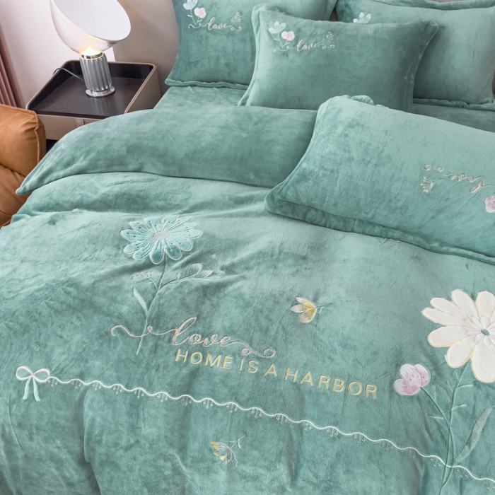 91家纺网 家纺一手货源 找家纺 靓生活 2022新款纯色牛奶绒绣花小清新床裙四件套-初遇 淡雅青