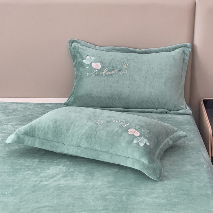 91家纺网 家纺一手货源 找家纺 靓生活 2022新款纯色牛奶绒绣花小清新床裙四件套-初遇 淡雅青