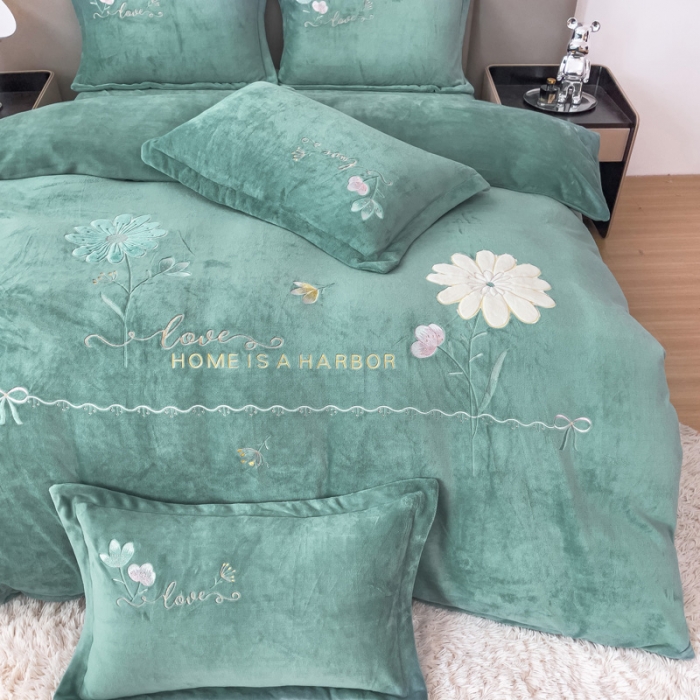 91家纺网 家纺一手货源 找家纺 靓生活 2022新款纯色牛奶绒绣花小清新床裙四件套-初遇 淡雅青