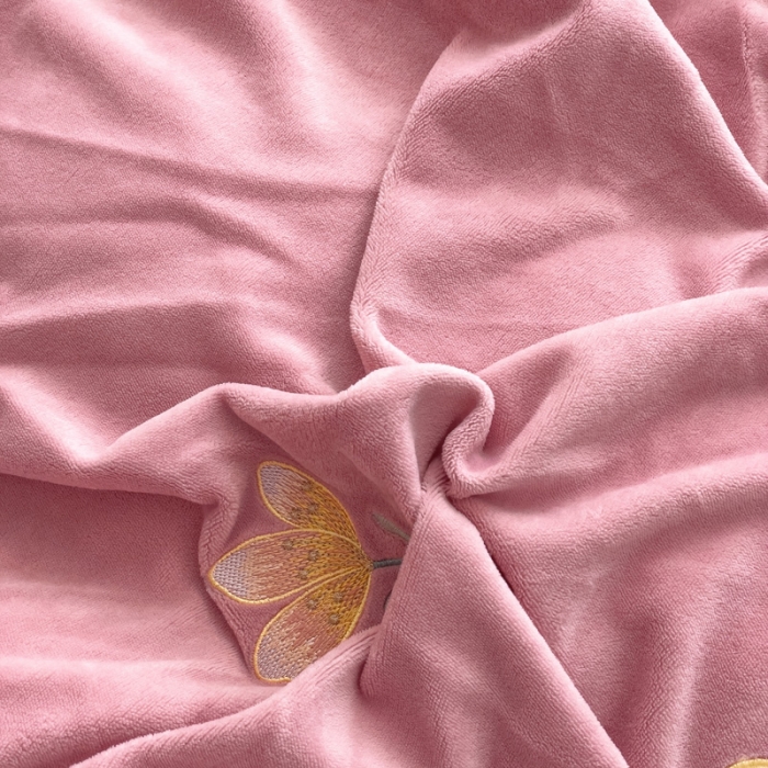 91家纺网 家纺一手货源 找家纺 靓生活 2022新款纯色牛奶绒绣花小清新床裙四件套-初遇 豆沙