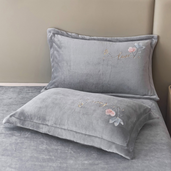 91家纺网 家纺一手货源 找家纺 靓生活 2022新款纯色牛奶绒绣花小清新床裙四件套-初遇 灰色