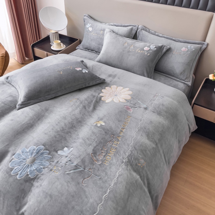 91家纺网 家纺一手货源 找家纺 靓生活 2022新款纯色牛奶绒绣花小清新床裙四件套-初遇 灰色