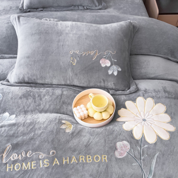 91家纺网 家纺一手货源 找家纺 靓生活 2022新款纯色牛奶绒绣花小清新床裙四件套-初遇 灰色