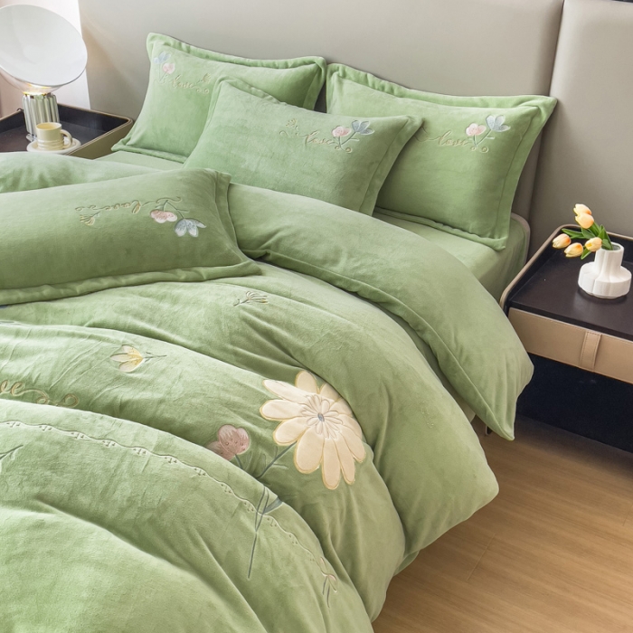 91家纺网 家纺一手货源 找家纺 靓生活 2022新款纯色牛奶绒绣花小清新床裙四件套-初遇 绿色