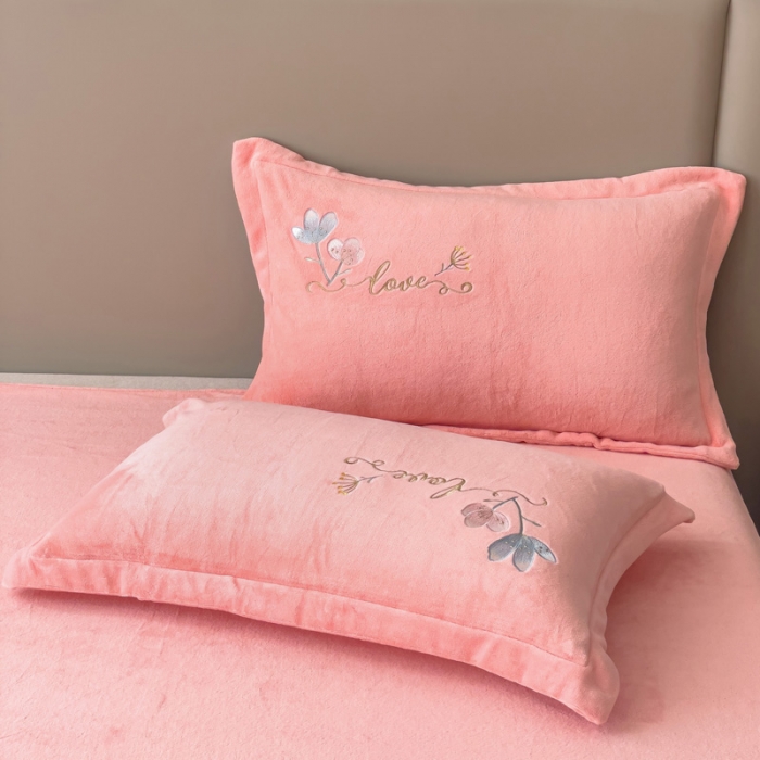 91家纺网 家纺一手货源 找家纺 靓生活 2022新款纯色牛奶绒绣花小清新床裙四件套-初遇 藕粉