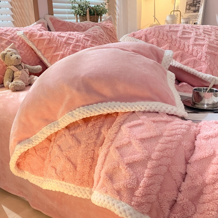 91家纺网 家纺一手货源 找家纺 蜜柚2024新款四叶草系列提花塔芙绒四件套 菱形格-豆粉