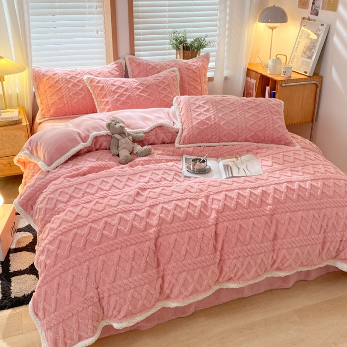 91家纺网 家纺一手货源 找家纺 蜜柚2024新款四叶草系列提花塔芙绒四件套 菱形格-豆粉