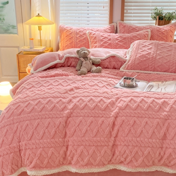 91家纺网 家纺一手货源 找家纺 蜜柚2024新款四叶草系列提花塔芙绒四件套 菱形格-豆粉