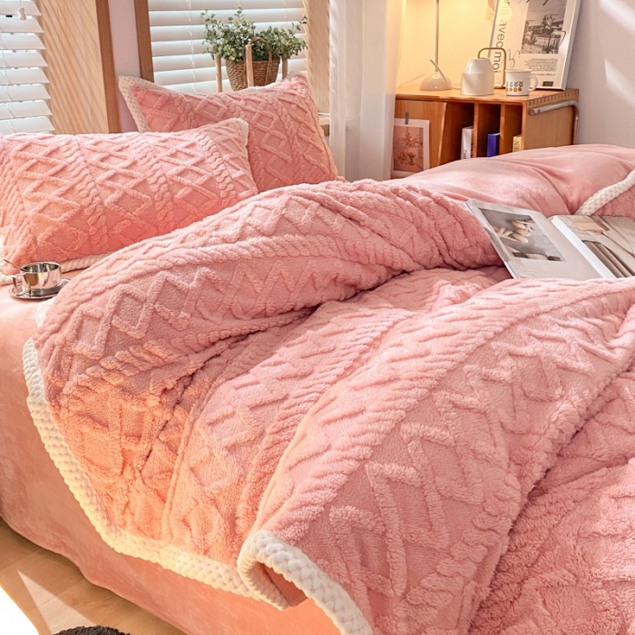 91家纺网 家纺一手货源 找家纺 蜜柚2024新款四叶草系列提花塔芙绒四件套 菱形格-豆粉