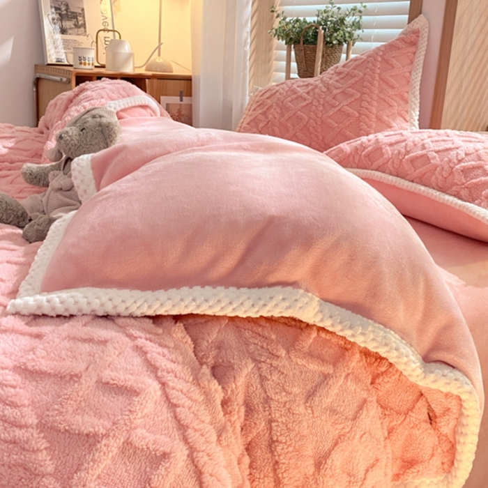 91家纺网 家纺一手货源 找家纺 蜜柚2024新款四叶草系列提花塔芙绒四件套 菱形格-豆粉