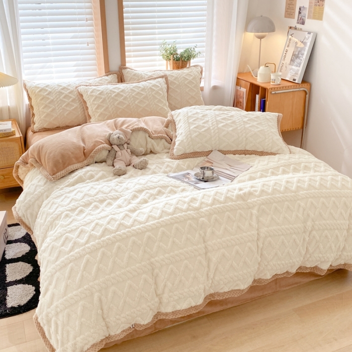 91家纺网 家纺一手货源 找家纺 蜜柚2024新款四叶草系列提花塔芙绒四件套 菱形格-奶白