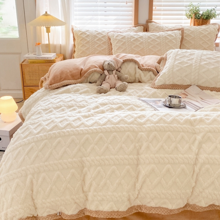 91家纺网 家纺一手货源 找家纺 蜜柚2024新款四叶草系列提花塔芙绒四件套 菱形格-奶白