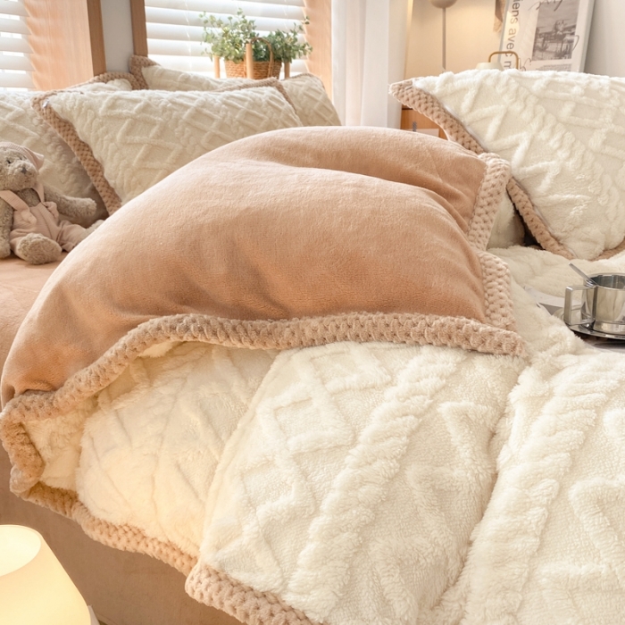 91家纺网 家纺一手货源 找家纺 蜜柚2024新款四叶草系列提花塔芙绒四件套 菱形格-奶白