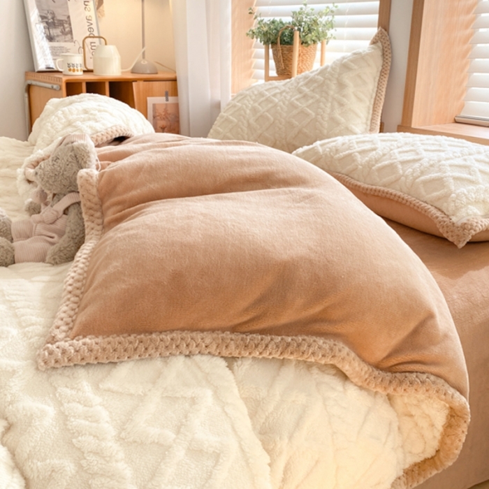 91家纺网 家纺一手货源 找家纺 蜜柚2024新款四叶草系列提花塔芙绒四件套 菱形格-奶白