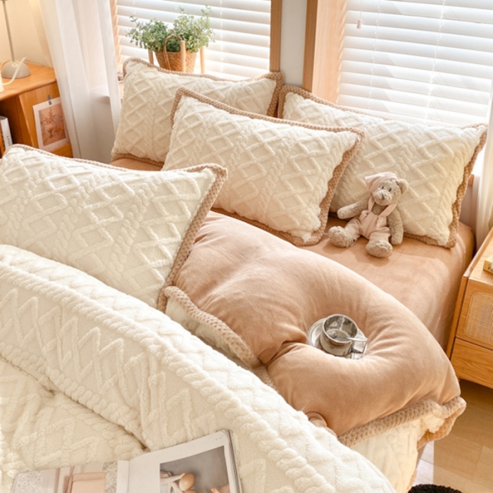 91家纺网 家纺一手货源 找家纺 蜜柚2024新款四叶草系列提花塔芙绒四件套 菱形格-奶白