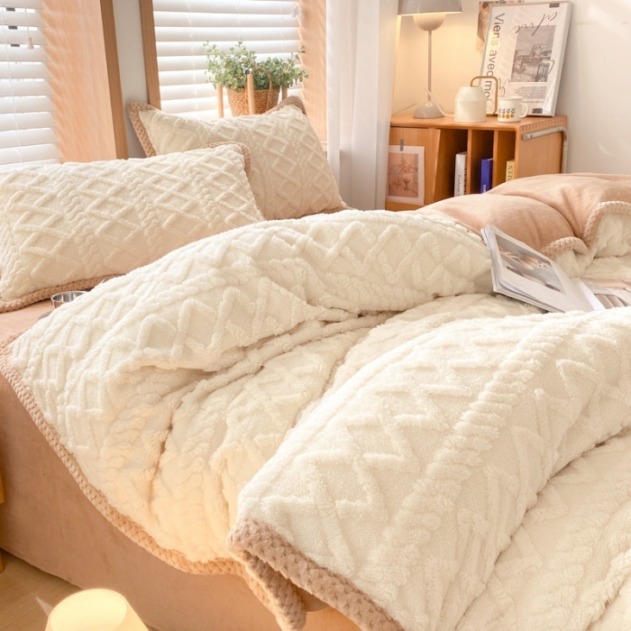 91家纺网 家纺一手货源 找家纺 蜜柚2024新款四叶草系列提花塔芙绒四件套 菱形格-奶白