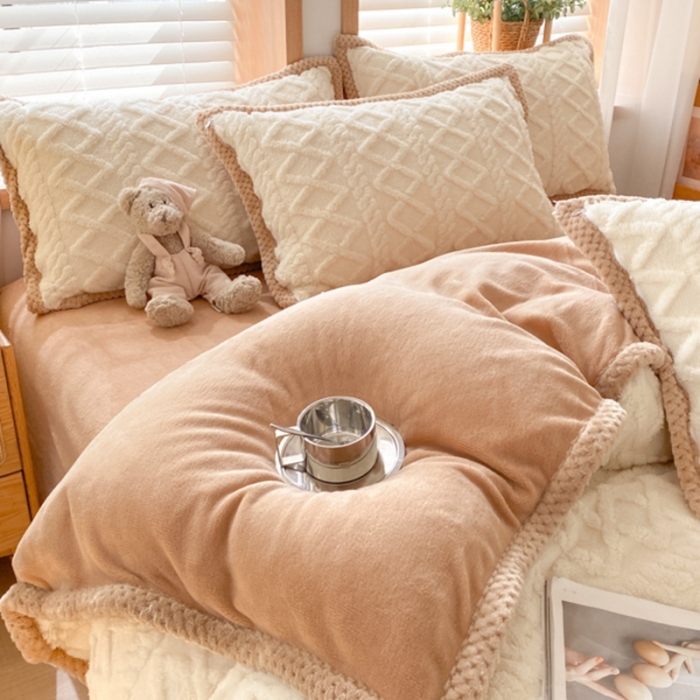 91家纺网 家纺一手货源 找家纺 蜜柚2024新款四叶草系列提花塔芙绒四件套 菱形格-奶白