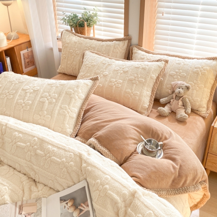 91家纺网 家纺一手货源 找家纺 蜜柚2024新款四叶草系列提花塔芙绒四件套四件套四叶草-奶白