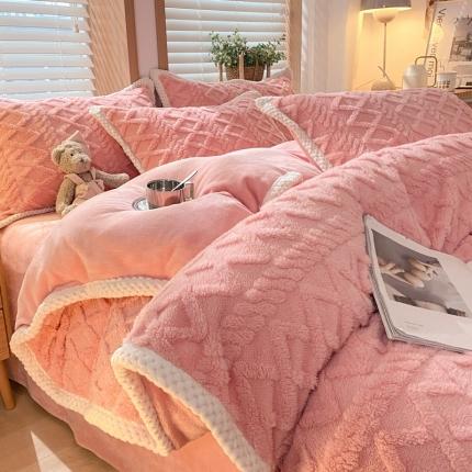 91家纺网 家纺一手货源 找家纺 蜜柚2024新款四叶草系列提花塔芙绒四件套 菱形格-豆粉