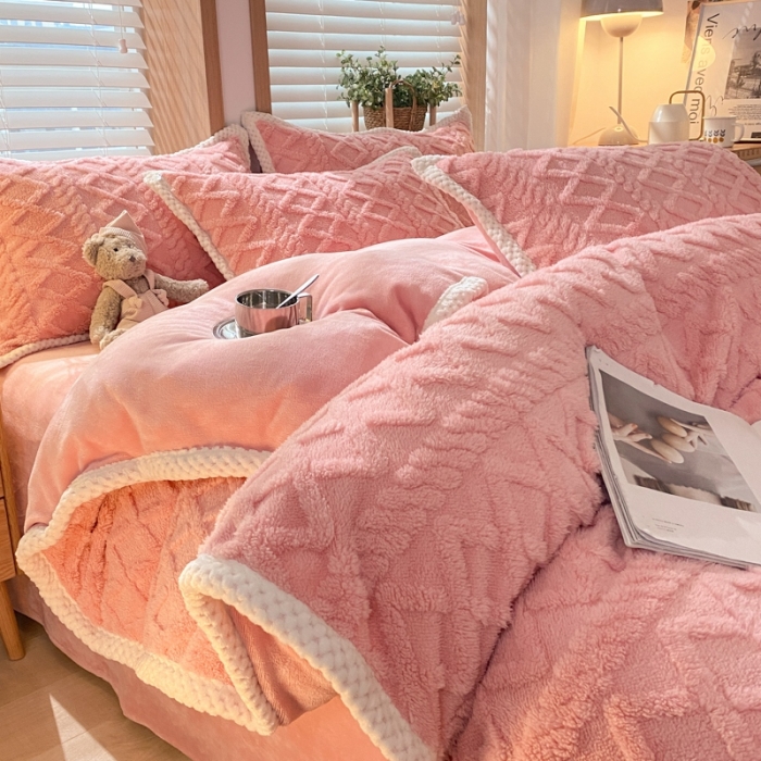 91家纺网 家纺一手货源 找家纺 蜜柚2024新款四叶草系列提花塔芙绒四件套 菱形格-豆粉