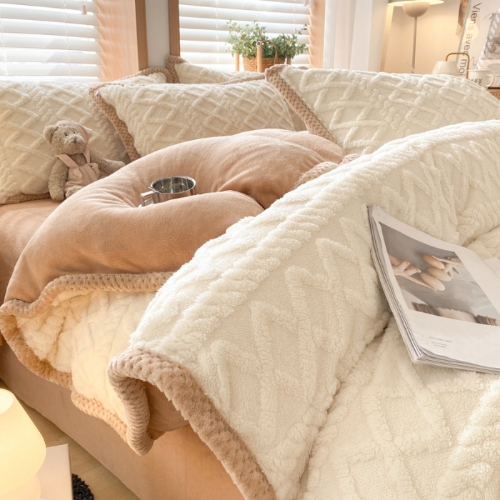 91家纺网 家纺一手货源 找家纺 蜜柚2024新款四叶草系列提花塔芙绒四件套 菱形格-奶白