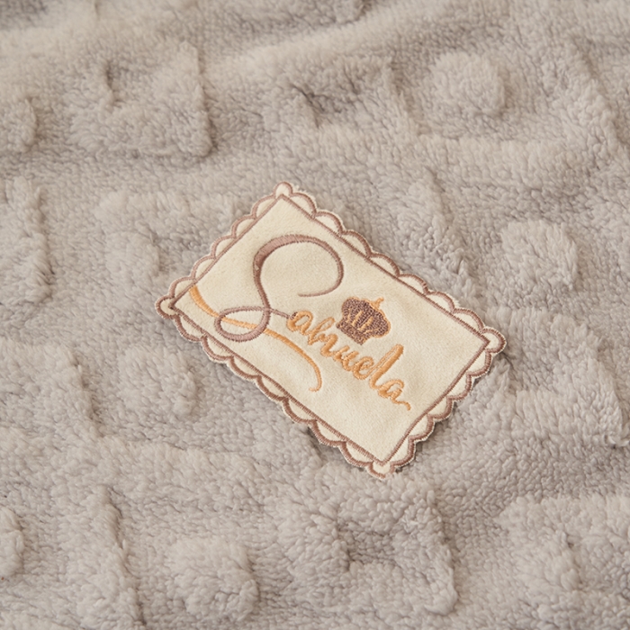 91家纺网 家纺一手货源 找家纺 21度C 2023新款塔复绒+贝贝绒双层复合毯 凌角点-纽扣灰