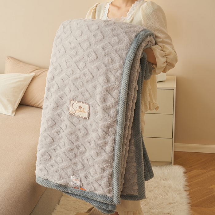 91家纺网 家纺一手货源 找家纺 21度C 2023新款塔复绒+贝贝绒双层复合毯 凌角点-纽扣灰