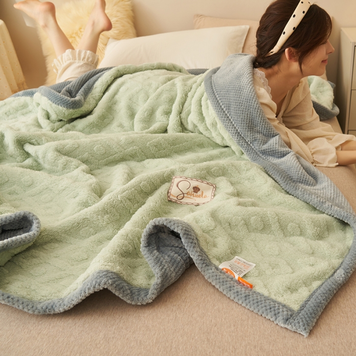 91家纺网 家纺一手货源 找家纺 21度C 2023新款塔复绒+贝贝绒双层复合毯 凌角点-浅灰绿