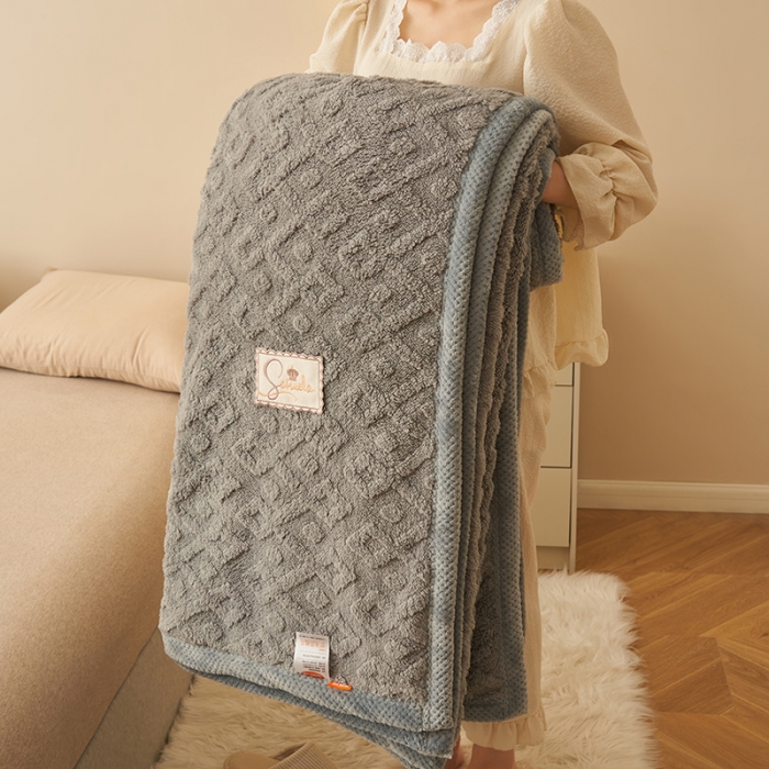 91家纺网 家纺一手货源 找家纺 21度C 2023新款塔复绒+贝贝绒双层复合毯 凌角点-深冬灰