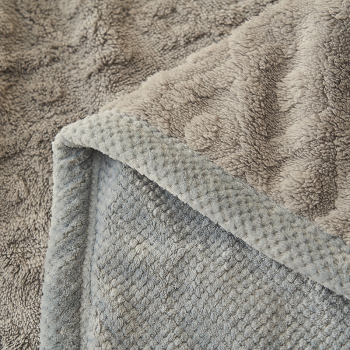 91家纺网 家纺一手货源 找家纺 21度C 2023新款塔复绒+贝贝绒双层复合毯 凌角点-深冬灰