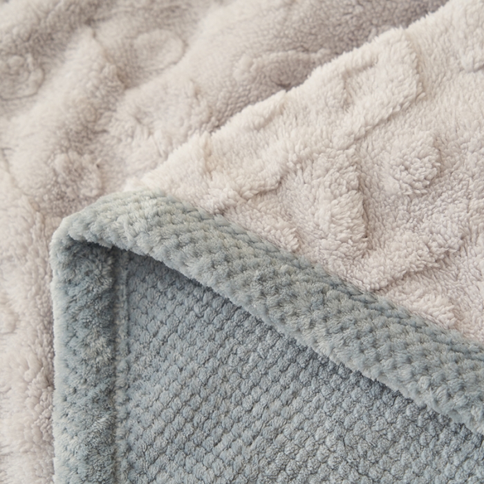 91家纺网 家纺一手货源 找家纺 21度C 2023新款塔复绒+贝贝绒双层复合毯 凌角点-纽扣灰