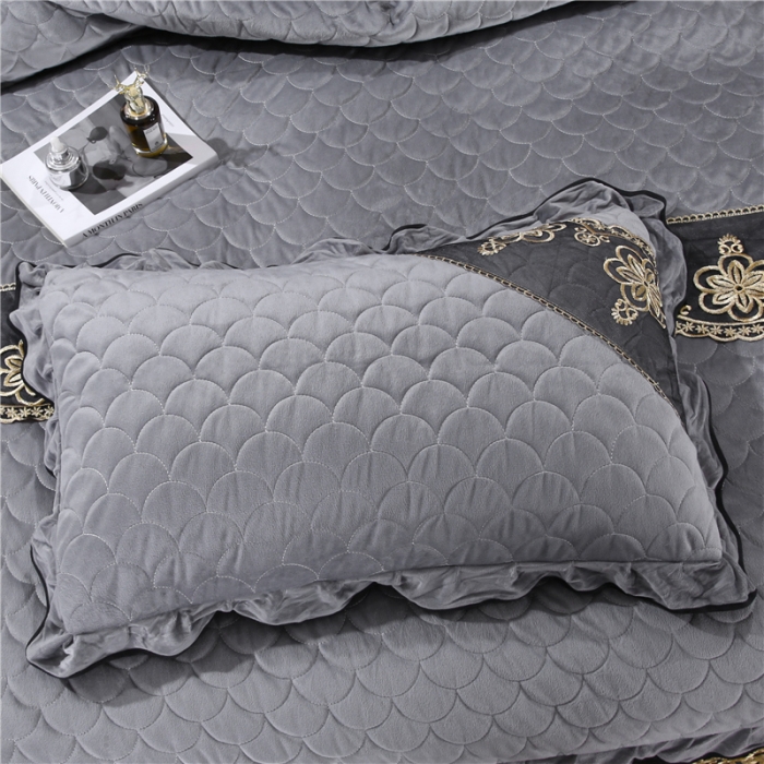 91家纺网 家纺一手货源 找家纺 青竹苑水晶绒全绗缝床裙被套四件套加厚保暖被罩床罩 绅士灰