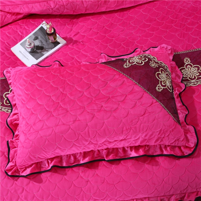 91家纺网 家纺一手货源 找家纺 青竹苑2022款水晶绒全绗缝床裙被套四件套加厚保暖被罩床罩 西瓜红