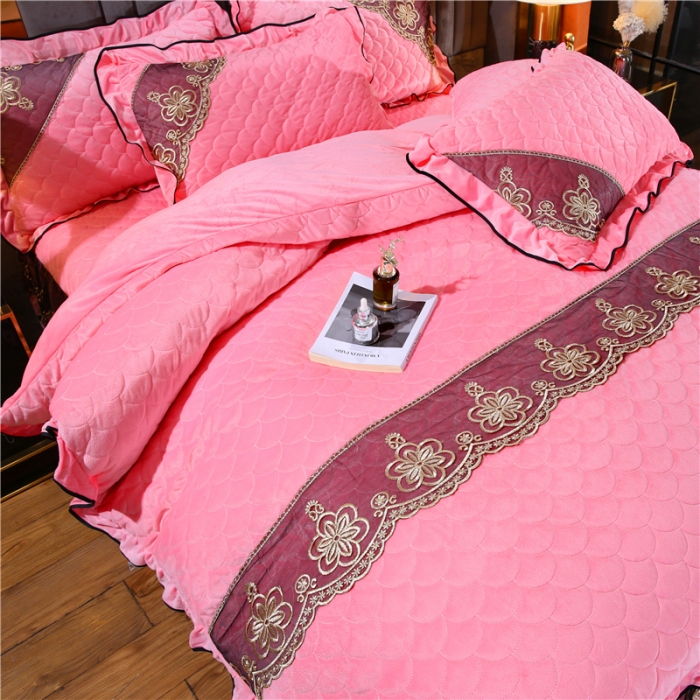 91家纺网 家纺一手货源 找家纺 青竹苑2022款水晶绒全绗缝床裙被套四件套加厚保暖被罩床罩 樱花粉