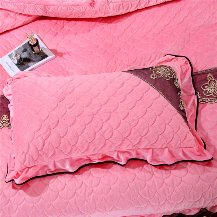 91家纺网 家纺一手货源 找家纺 青竹苑2022款水晶绒全绗缝床裙被套四件套加厚保暖被罩床罩 樱花粉