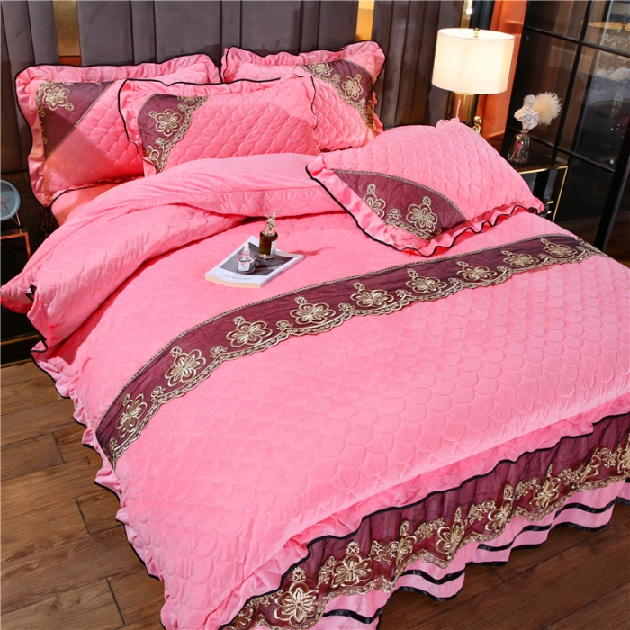 91家纺网 家纺一手货源 找家纺 青竹苑2022款水晶绒全绗缝床裙被套四件套加厚保暖被罩床罩 樱花粉