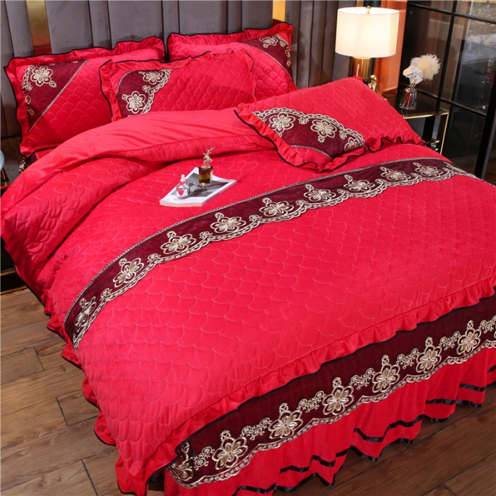 91家纺网 家纺一手货源 找家纺 青竹苑2022款水晶绒全绗缝床裙被套四件套加厚保暖被罩床罩 中国红