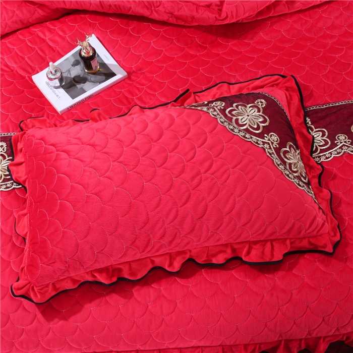 91家纺网 家纺一手货源 找家纺 青竹苑2022款水晶绒全绗缝床裙被套四件套加厚保暖被罩床罩 中国红