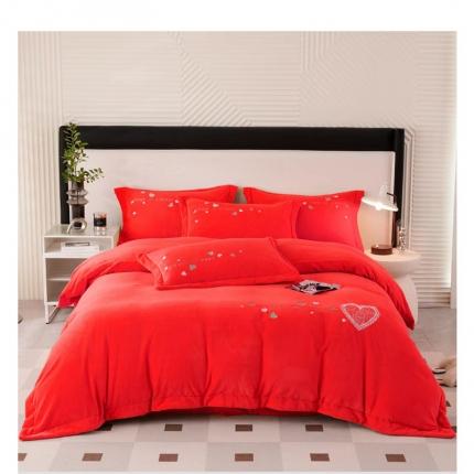 91家纺网 家纺一手货源 找家纺 绒博士 2022新款牛奶绒刺绣压线款四件套-温暖爱心 大红