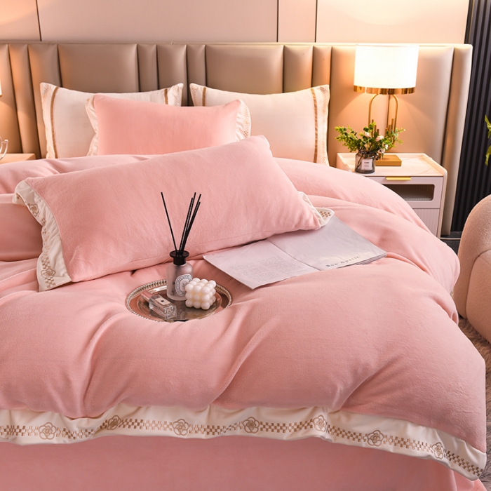 91家纺网 家纺一手货源 找家纺 绒世界 2024新款牛奶绒香斐系列四件套 樱花粉