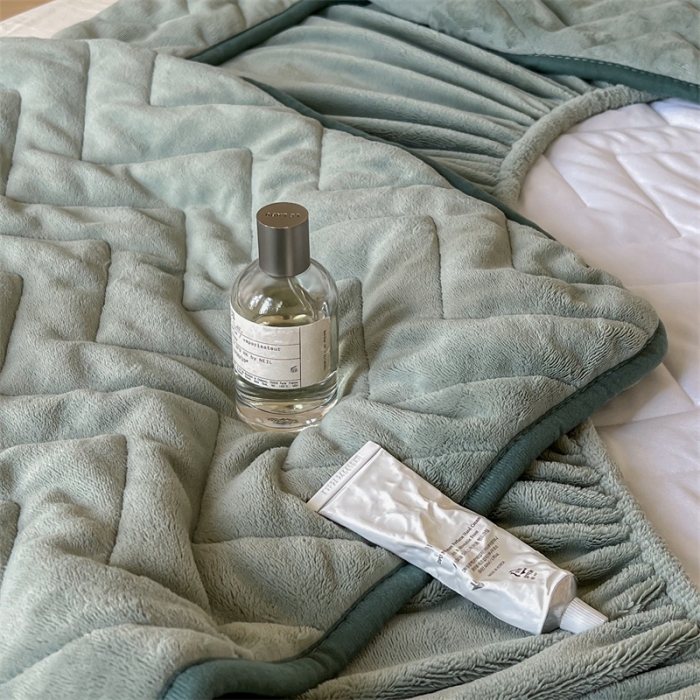 91家纺网 家纺一手货源 找家纺 三味舒屋 2024新款230g牛奶绒夹棉床笠 波浪碳绿