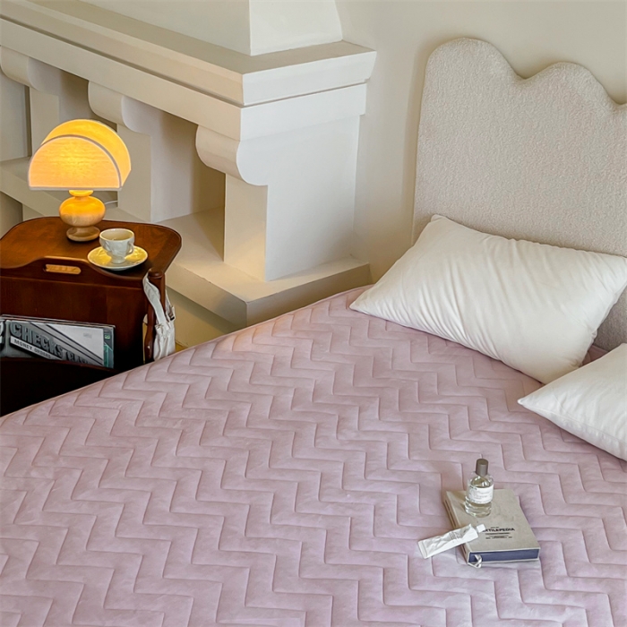 91家纺网 家纺一手货源 找家纺 三味舒屋 2024新款230g牛奶绒夹棉床笠 波浪杏仁粉