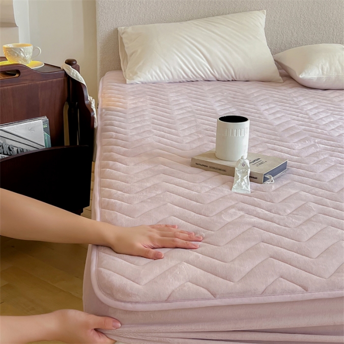 91家纺网 家纺一手货源 找家纺 三味舒屋 2024新款230g牛奶绒夹棉床笠 波浪杏仁粉