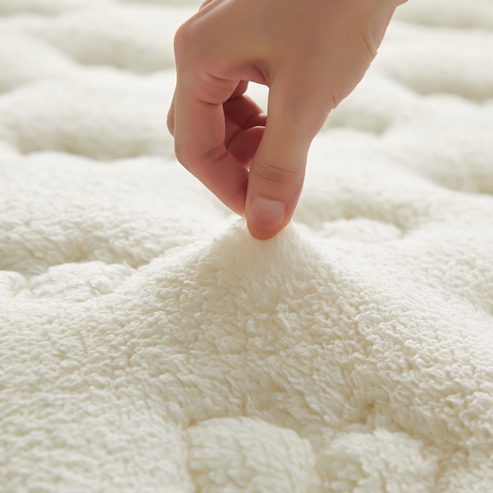 91家纺网 家纺一手货源 找家纺 （总）优莱床垫 2024新款羊羔绒保暖透气抗菌乳胶床垫