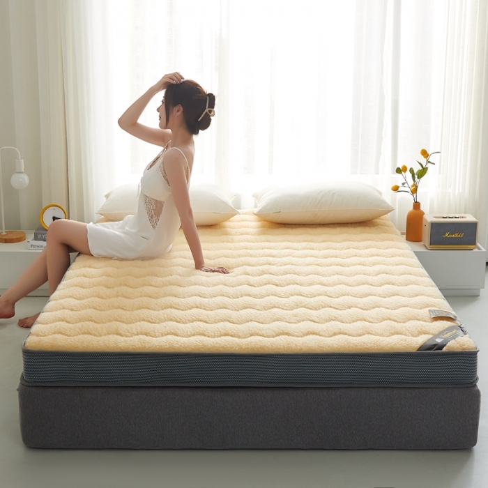 91家纺网 家纺一手货源 找家纺 优莱床垫 羊羔绒乳胶床垫 乳胶暖绒仿羊毛驼色（6cm）