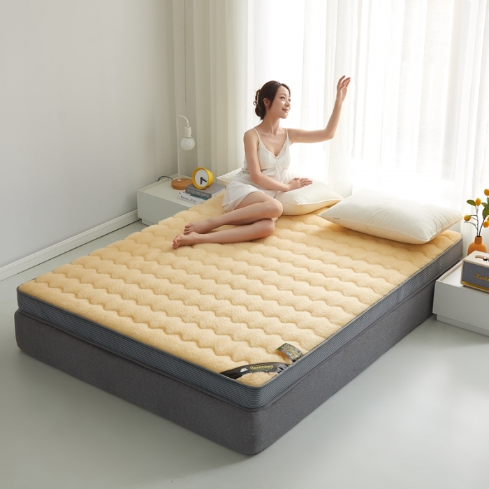 91家纺网 家纺一手货源 找家纺 优莱床垫 羊羔绒乳胶床垫 乳胶暖绒仿羊毛驼色（6cm）