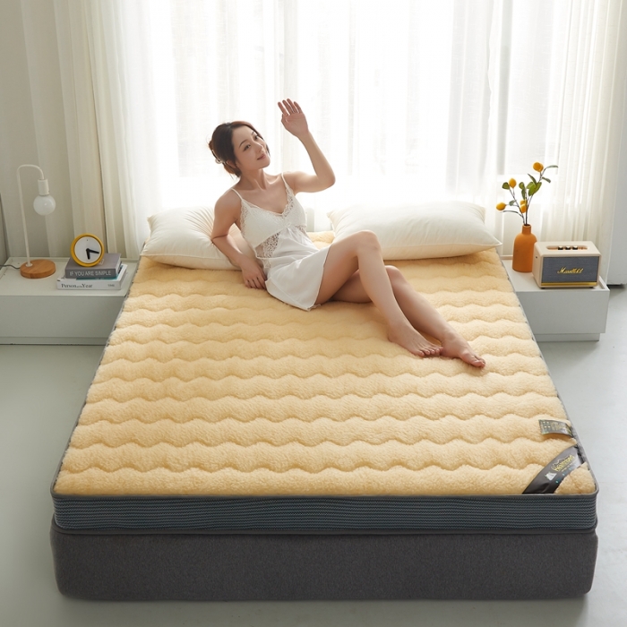 91家纺网 家纺一手货源 找家纺 优莱床垫 羊羔绒乳胶床垫 乳胶暖绒仿羊毛驼色（6cm）