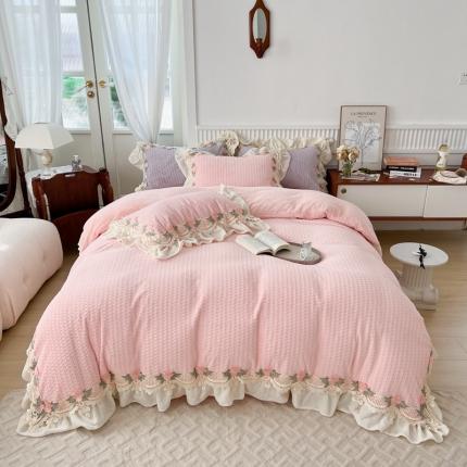 91家纺网 家纺一手货源 找家纺 玛奇朵 高定蕾丝边全消光云芙暖绒四件套-唯 一（场景1） 唯一（粉）