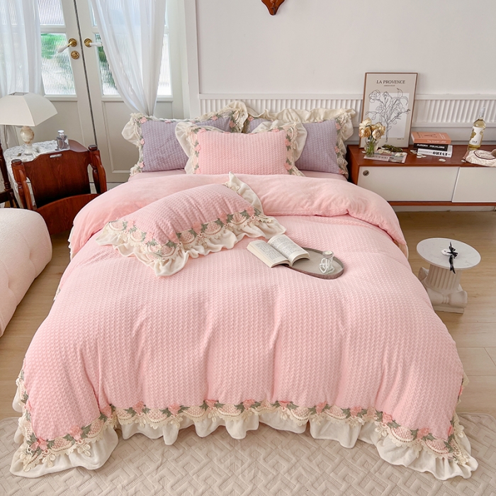 91家纺网 家纺一手货源 找家纺 总玛奇朵 高定蕾丝边全消光云芙暖绒四件套-唯 一（场景1）